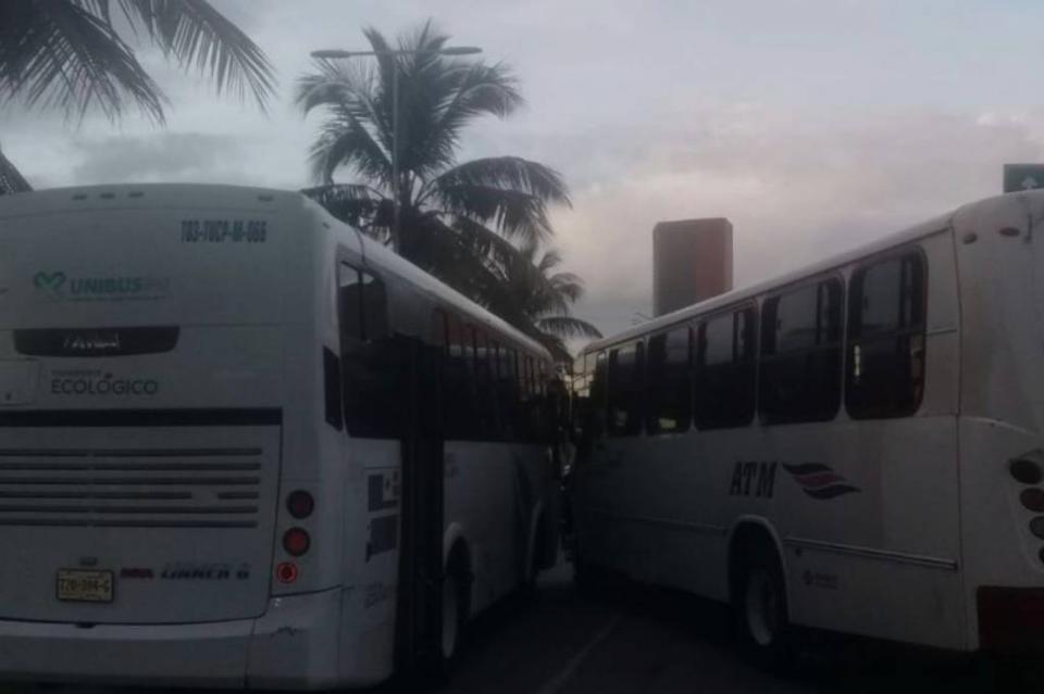 choquecamionesportada Chocan camiones de transporte urbano en la Francisco Medina