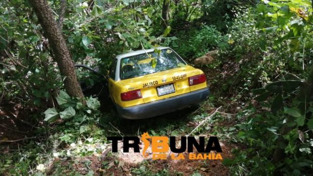 taxivolcaduraSanSebastian Aparatosa volcadura en San Sebastián del Oeste, Taxista perdió el control del vehículo