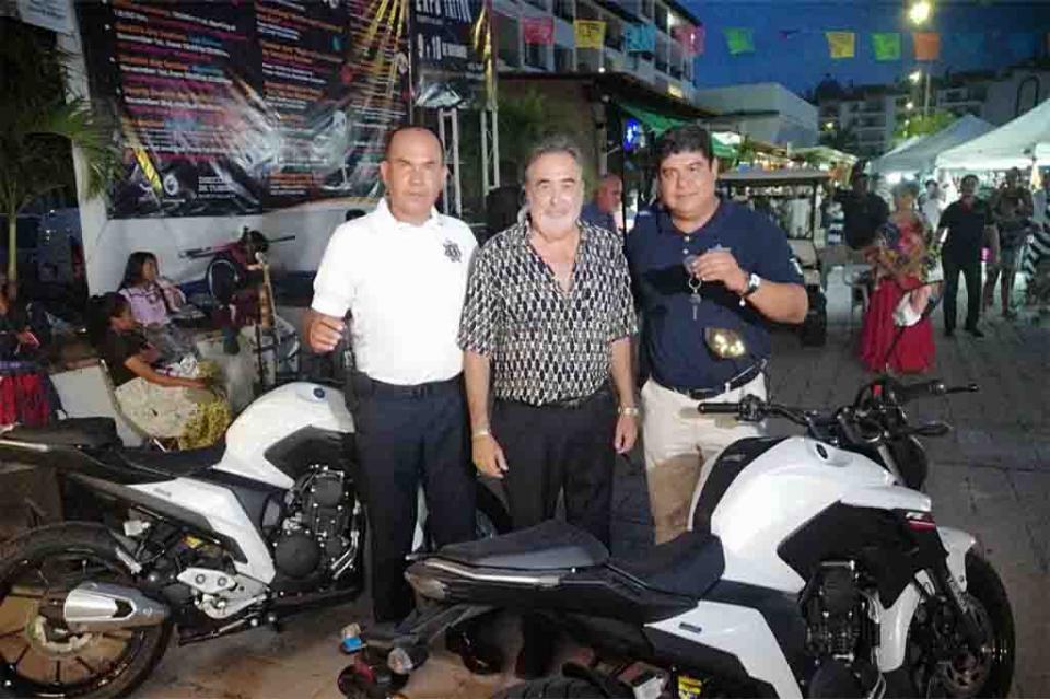 Residentes de Marina Vallarta entregaron dos motos a Seguridad Pública Residentes de Marina Vallarta entregaron dos motos a Seguridad Pública