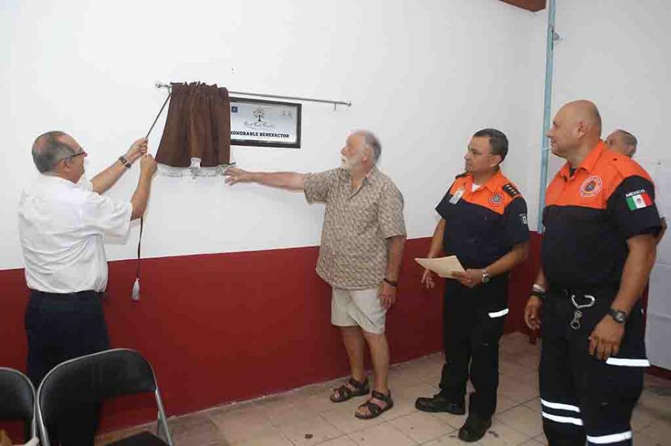 COMUNICADO 1082-Devalación placa Bomberos-Fundación Russell (1) Reconocen apoyo de la Fundación Russell al cuerpo de Bomberos
