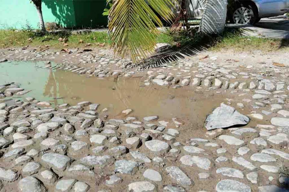 Desde su construcción nunca han reparado calles de Jardines del Puerto Desde su construcción nunca han reparado calles de Jardines del Puerto