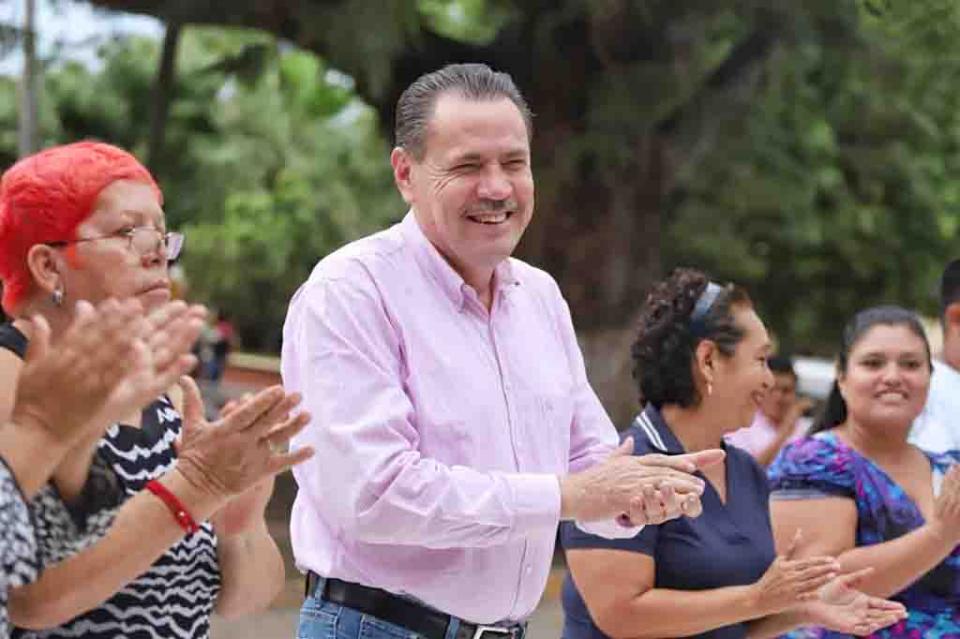 Inicia Jaime Cuevas obra en concreto hidráulico en Mezcales Inicia Jaime Cuevas obra en concreto hidráulico en Mezcales