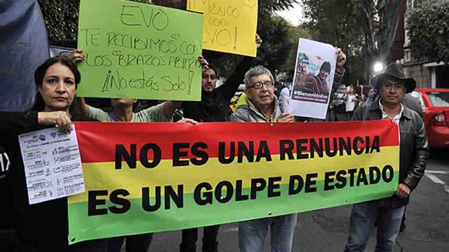 Evo Morales vuela a México mientras la violencia se toma las calles de Bolivia Evo Morales vuela a México mientras la violencia se toma las calles de Bolivia