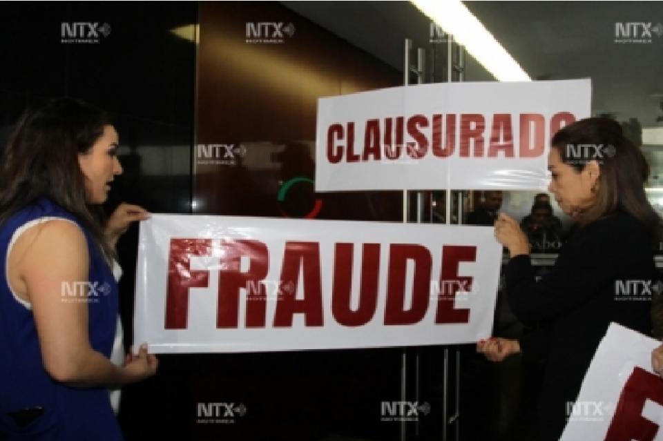 clausurado Panistas "clausuran" acceso al pleno del Senado