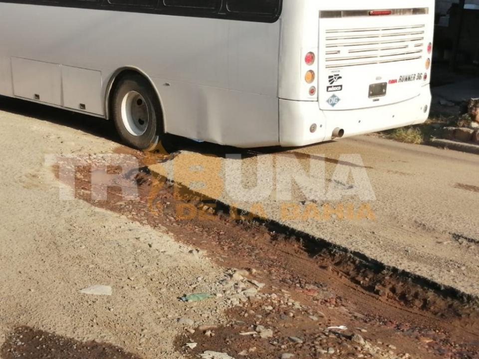 Ojo de agua en colonia Jardines provoca daños a pavimento Ojo de agua en colonia Jardines provoca daños a pavimento
