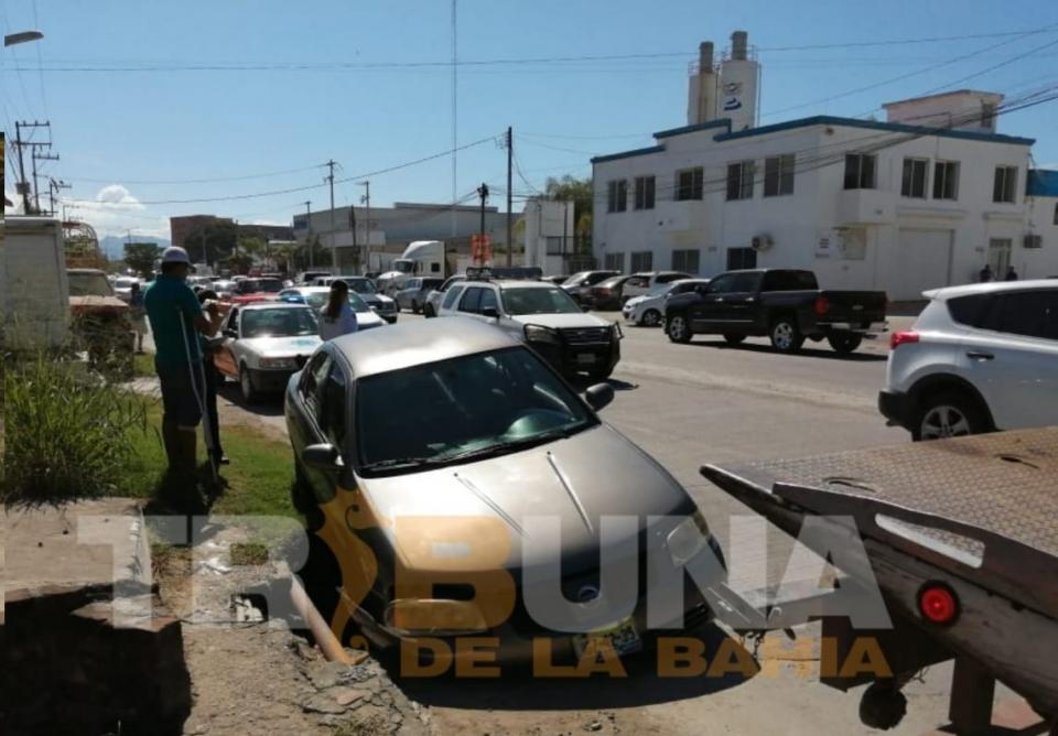 socavon Vehículo cae en socavón de puente sobre avenida México