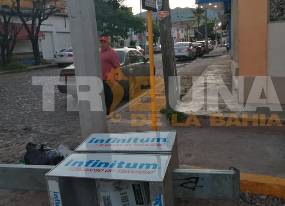 teléfonoderribado Teléfono público derribado obstruye calle en Versalles