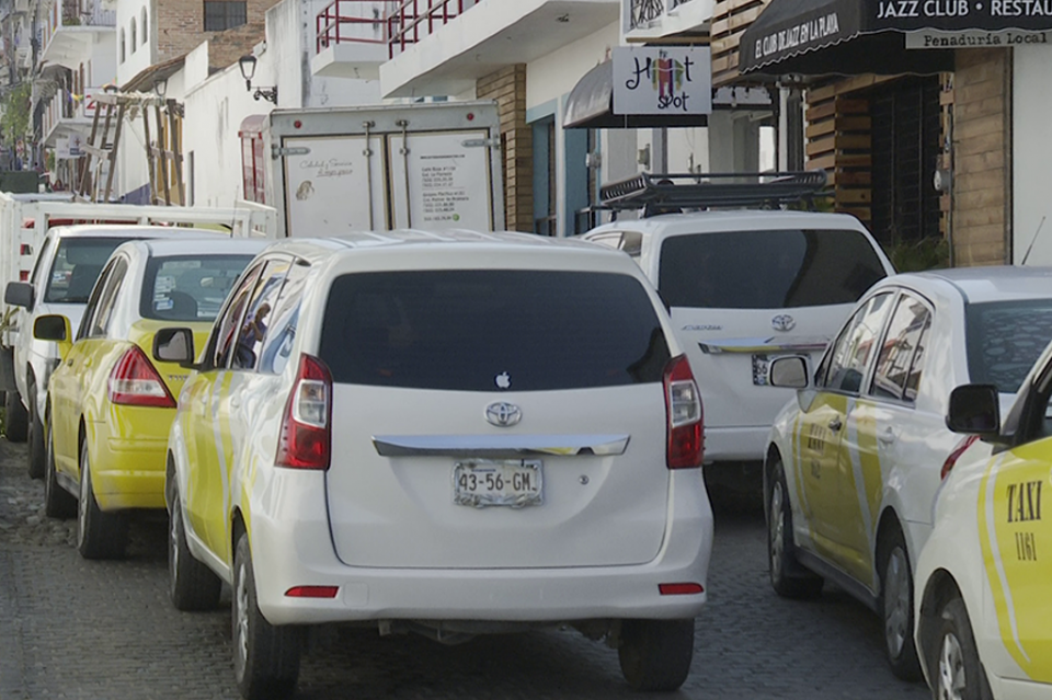 “Los taxistas solo ocupamosdos o tres cajones por bocacalle” “Los taxistas solo ocupamosdos o tres cajones por bocacalle”