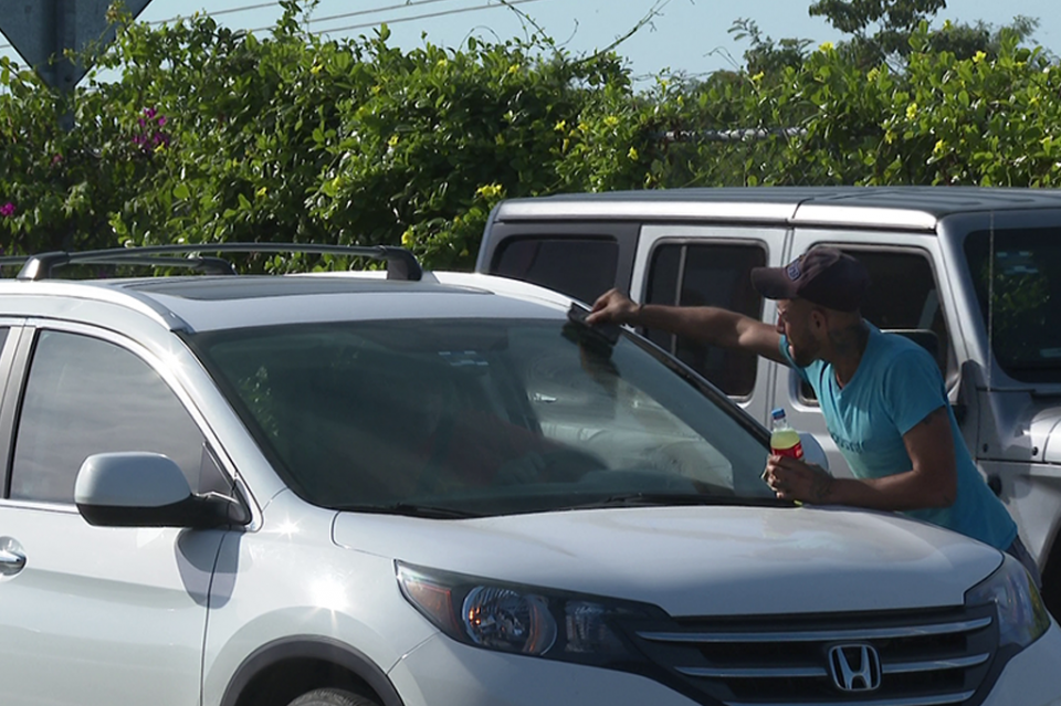 limpiaparabrisas carretera 200 Incomoda “limpiaparabrisas” a automovilistas de la carretera 200