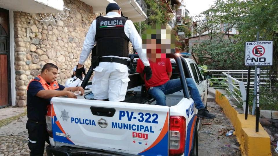 rescatan persona Agresivo Luego de prestarle auxilio sujeto se muestra agresivo, es retenido