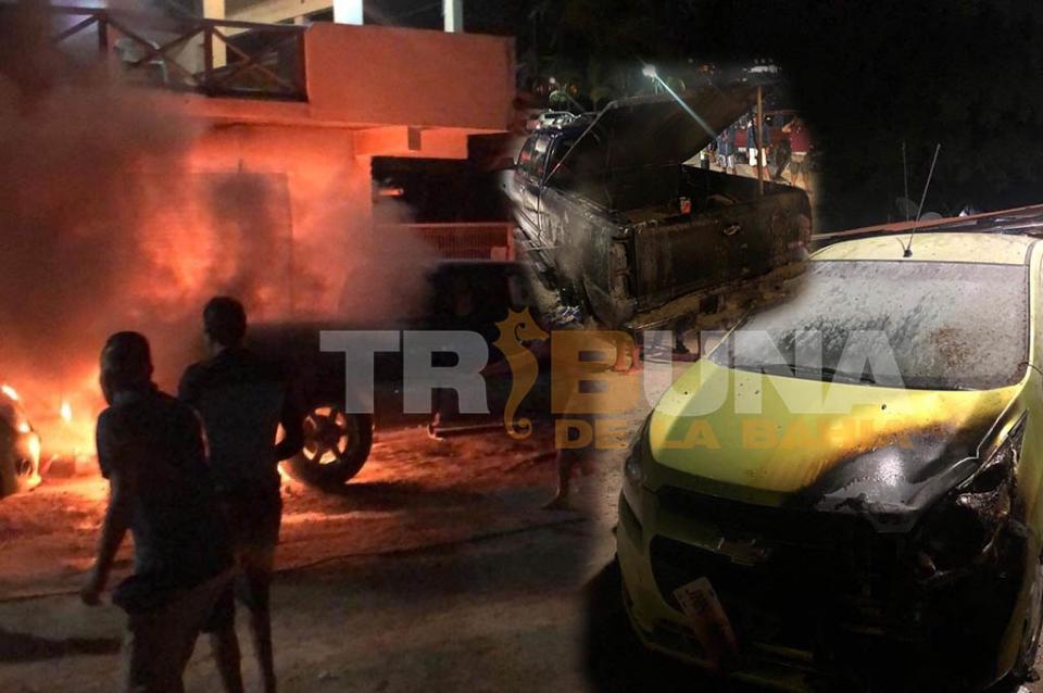 Incendio Quema de "cohetitos" provoca incendio en Camioneta y vehículo, cuantiosos daños materiales en Boca de Tomatlán