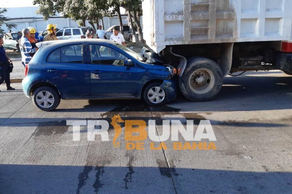 Tribuna de la Bahía alcance entre vehículo compacto y camión de volteo 9 Choque por alcance entre vehículo compacto y camión de volteo en Las Juntas