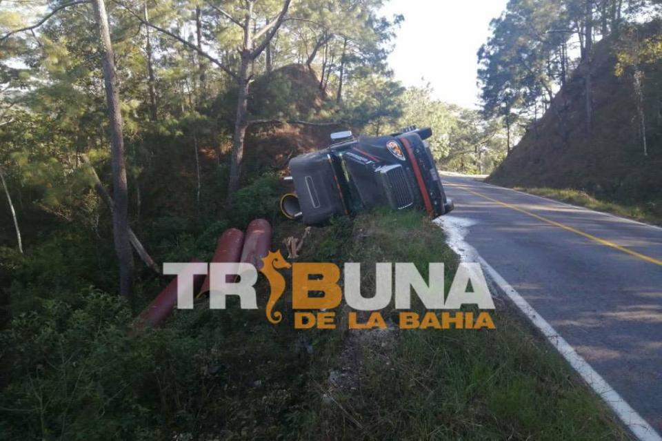 Noticias en Vallartaaccidente tráiler cabo corrientes Tráiler que transportaba tubos de drenaje vuelca sobre carretera federal en Cabo Corrientes