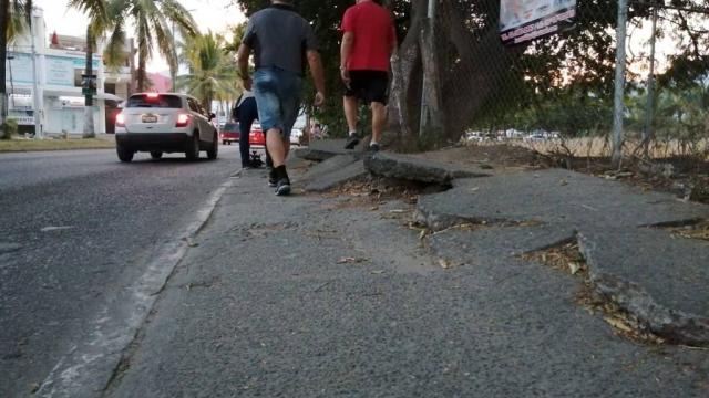 New Project - 2019-12-18T122407.410 Banqueta levantada por raíces de un árbol dificulta el paso a peatones en Vallarta 500