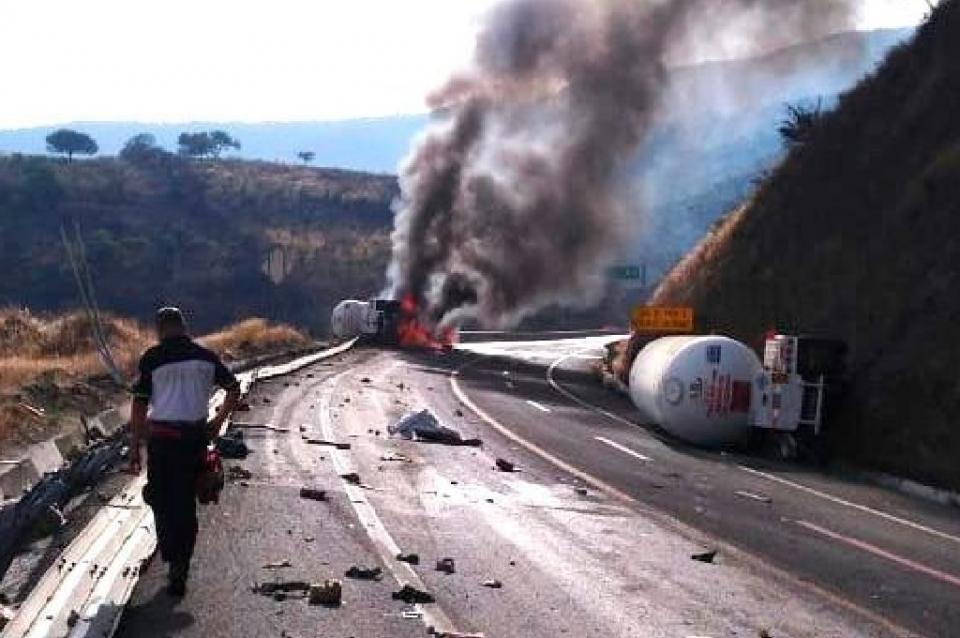 Vuelca pipa pátzcuaro cuitzeo Vuelca pipa que transportaba amoniaco en la Pátzcuaro-Cuitzeo
