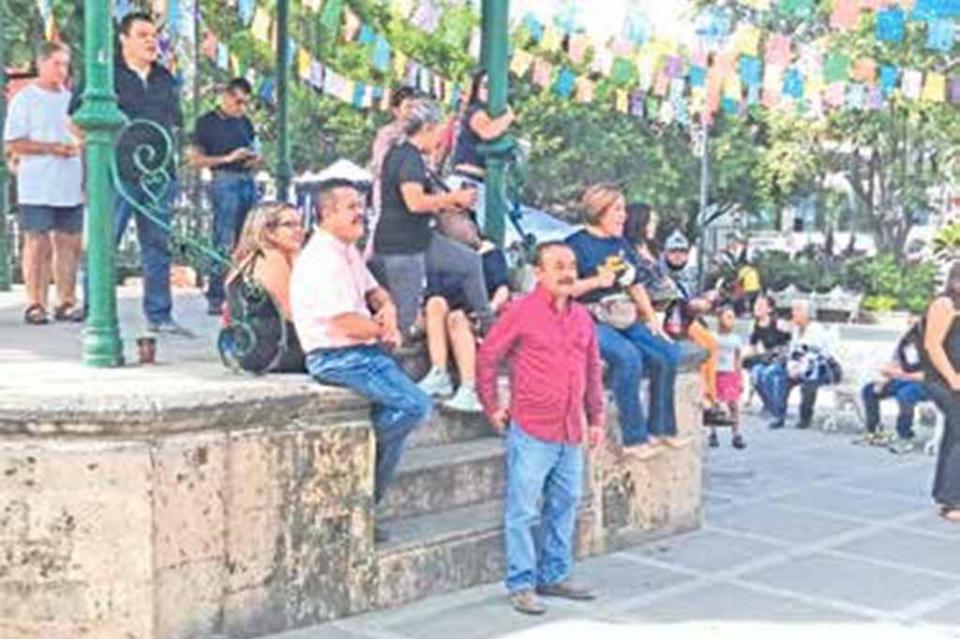 Simpatizantes de AMLO escuchan informe en la plaza Simpatizantes de AMLO escuchan informe en la plaza