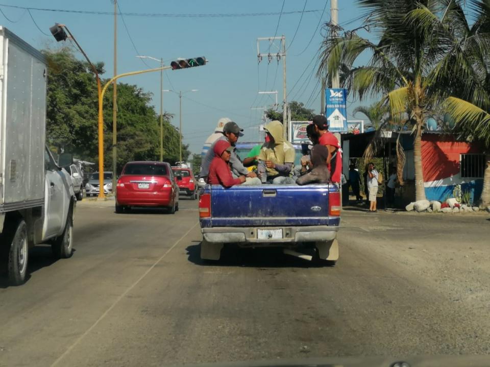 riesgostrabajadores Riesgo inminente al seguir transportando a trabajadores en las partes traseras de los vehículos