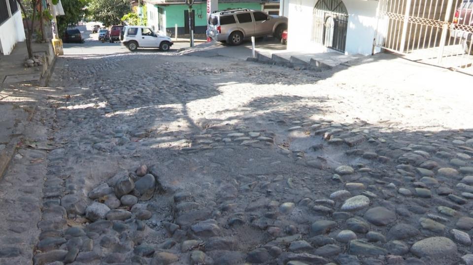 BACHES COAPI 1 Vecinos lamentan tener calles llenas de baches