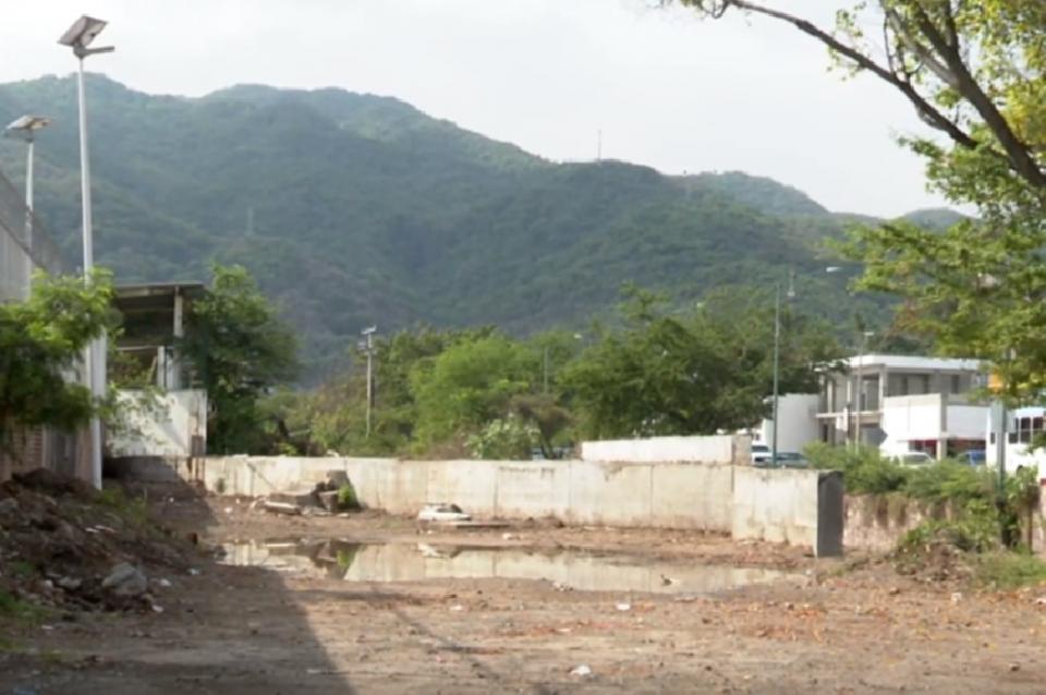 ObraCUCdetenida Obra detenida en la calle Corregidora contigua a Libramiento en Puerto Vallarta