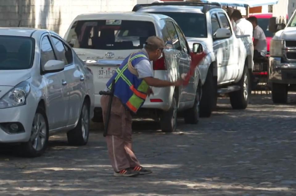 franeleros oficio irregular Los "franeleros" se han apropiado de algunas calles