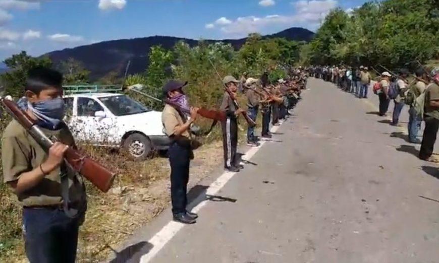 niños Arman a niños para defender a su pueblo