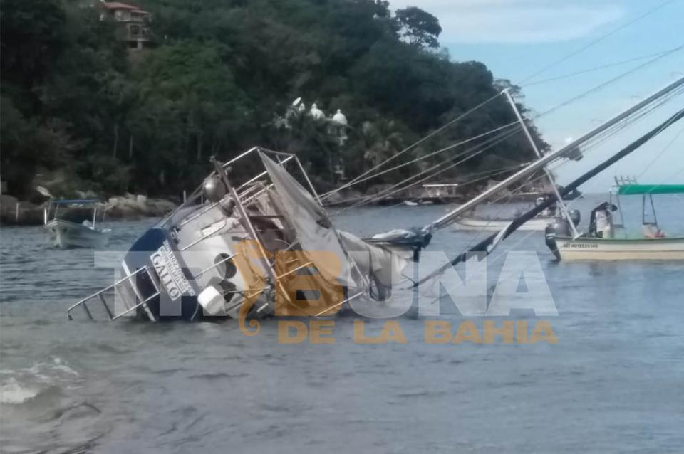 Velero Boca Tomatlán encallado Velero permanece encallado en playa de Boca de Tomatlán