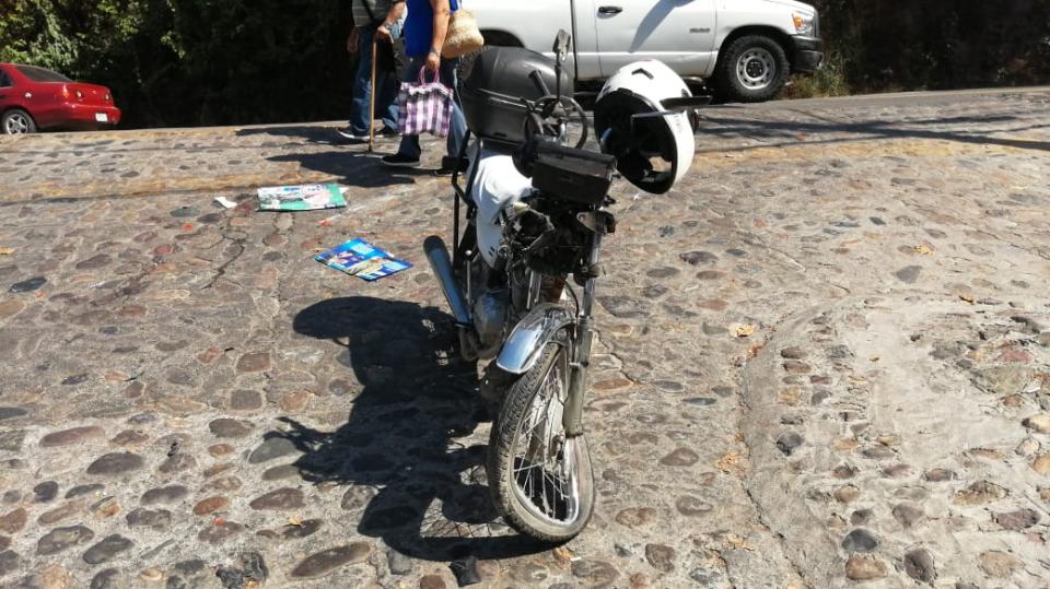 Motociclista sufre lesiones graves en choque a la carretera federal Motociclista sufre lesiones graves en choque a la carretera federal