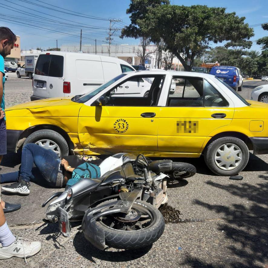 conductor vehículo atravesó motocicleta Se registra accidente automovilístico entre motocicleta y vehículo público