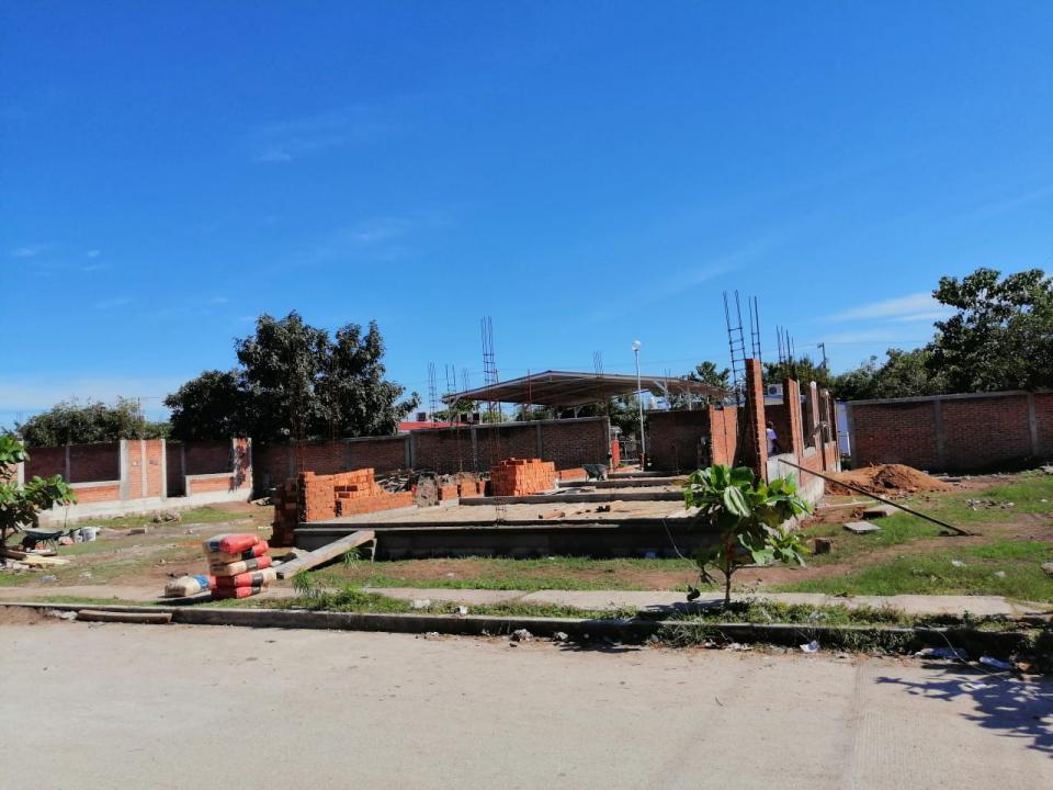 escuela san vicente sin barda Constructora deja sin barda perimetral a escuela de San Vicente