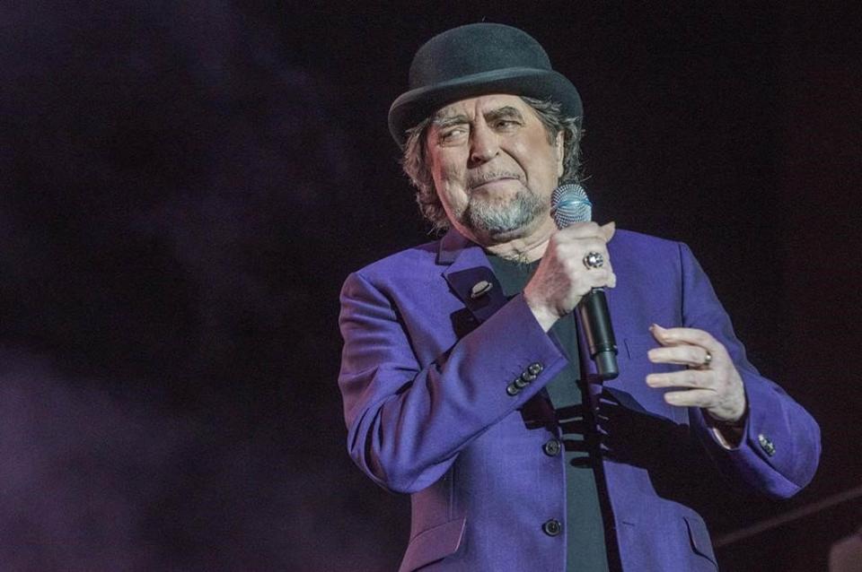 Joaquín Sabina retirado concierto Joaquín Sabina, retirado en camilla de concierto tras caer del escenario