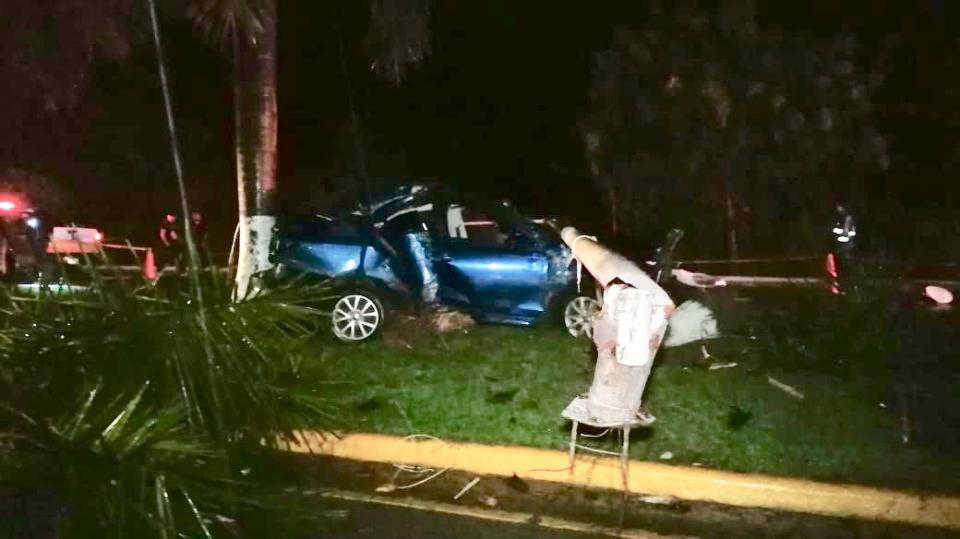 Pierde la vida vecino de La Cruz tras estrellar su coche azul Pierde la vida vecino de La Cruz tras estrellar su coche azul