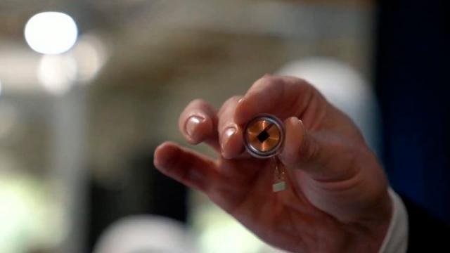 Como una 'moneda' conectada al cerebro: así se ve la nueva versión del dispositivo de Neuralink de Elon Musk Neuralink