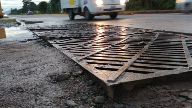Piden declarar alcantarilla rota "patrimonio cultural" de Las Juntas Alcantarilla rota en Las Juntas
