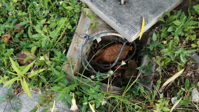 Peligran usuarios del Parque del Villar; abundan cables "pelados" Cables sueltos en un poste