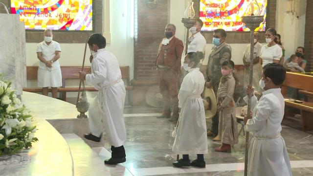 Sin respetar sana distancia, celebran a San Miguel en El Pitillal Misa en iglesia de El Pitillal