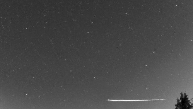 eteorito rebota en la atmósfera de la Tierra y vuelve al espacio Meteorito