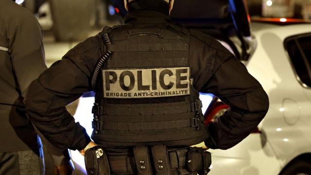 Acusado amenaza a policía en juicio de atentado en París del 2015 Policía en París, Francia