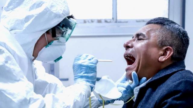 Las personas que contraen covid-19 infectan a aproximadamente la mitad de los habitantes de sus hogares, y los adultos parecen ser más contagiosos que los niños Infectados por covid-19