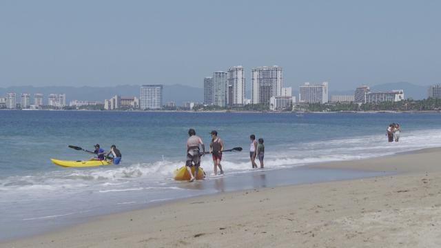 Catastrófico regresar al confinamiento; piden extremar precauciones Turistas en playa de Puerto Vallarta