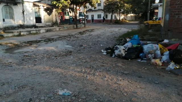 Estrenan plaza en La Floresta, pero las calles siguen deplorables Calle La Floresta