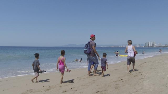 DIF invita a actividades en línea para prevenir abuso sexual Infantil Gente pasendo en Playa de Puerto Vallarta