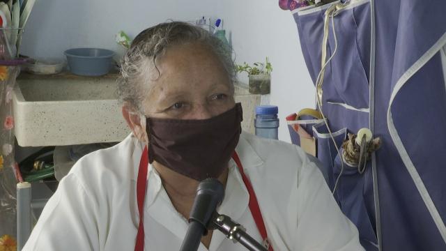 Anciana empacadora sin trabajo por pandemia pide apoyo en la calle María de los Dolores Romero Oviedo