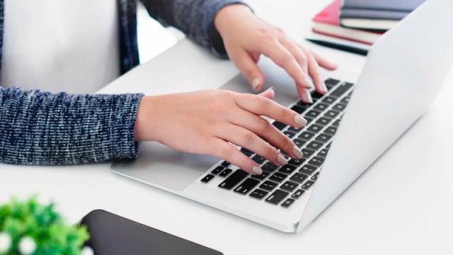 Mujer en computadora Mujer en computadora