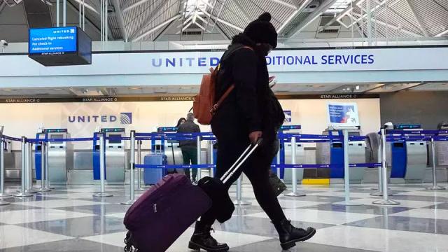 Autoridad sanitaria de EEUU dice que vacunados contra covid pueden viajar con precauciones Persona en aeropuerto