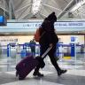 Autoridad sanitaria de EEUU dice que vacunados contra covid pueden viajar con precauciones Persona en aeropuerto