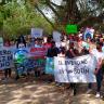 Jóvenes se manifiestan por la protección del Estero El Salado Estero El Salado