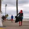 Spiderman vallartense limpia las calles de basura Hombre Araña en el malecón de Puerto Vallarta