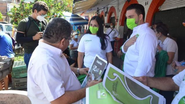 Nuestros mercados serán patrimonio cultural de Vallarta Luis Munguía en mercado de Puerto Vallarta
