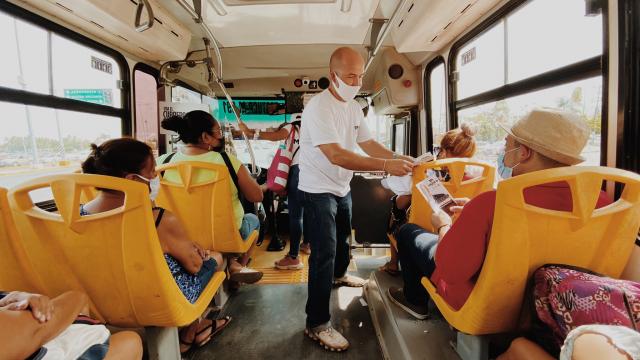 Carlos Gerard llevó sus compromisos a los camiones del transporte público 5 Carlos Gerard hace compromisos por el turismo