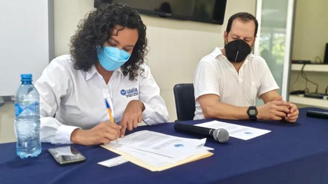 Idalia con empresarios Idalia González firma compromiso con empresarios